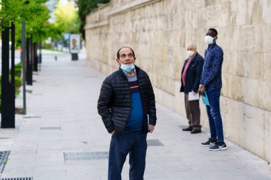 GANADA SPAIN 23RD HAYIR 2020 Maskeler tarafından korunan resmi bir organizasyon için kuyrukta bekleyenler