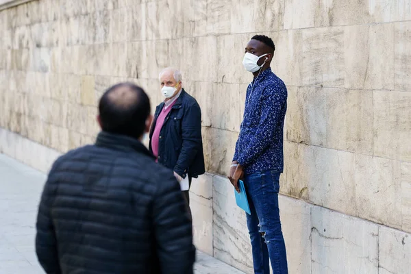 GRANADA HISZPANIA 23RD KWIECIEŃ 2020 Ludzie czekają w kolejce na oficjalną organizację chronioną maskami — Zdjęcie stockowe