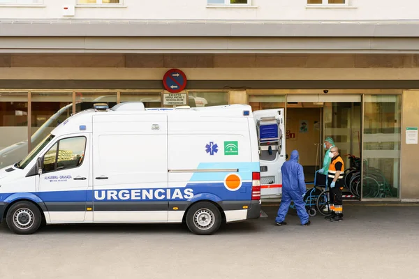 GRANADA SPANJE 23RD APRIL 2020. Ambulance bij de deur van de spoeddienst van het ziekenhuis. — Stockfoto