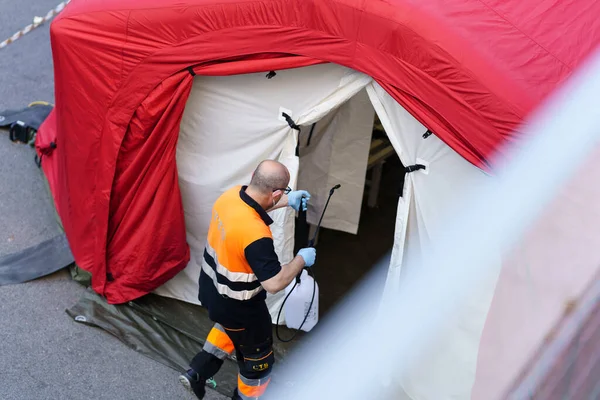 GRANADA ESPAÑA 23RD ABRIL 2020. Hombre desinfectando la tienda de desinfección temporal en el Hospital General — Foto de Stock