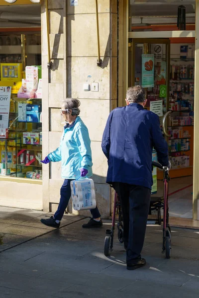 GRANADA HISZPANIA 23RD KWIECIEŃ 2020 Starsi ludzie kupujący w aptece, chronieni maskami — Zdjęcie stockowe