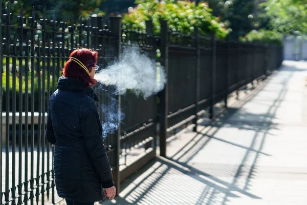 GRANADA, ESPANHA, 23RD ABRIL, 2020 Mulher jovem fuma na rua — Fotografia de Stock