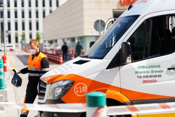 GRANADA SPANJE 23RD APRIL 2020. Ambulance bestuurder die net het voertuig schoongemaakt met behulp van een masker — Stockfoto