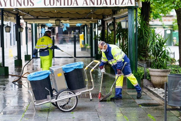 GRANADA, ESPANHA, 23RD ABRIL, 2020 Pinças limpando as ruas com máscaras de proteção contra coronavírus . — Fotografia de Stock