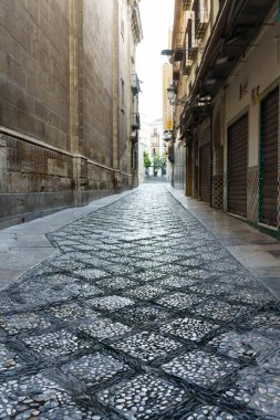 Granada, İspanya, 23RD Nisan, 2020 Oficios sokağı boş görünüyor.