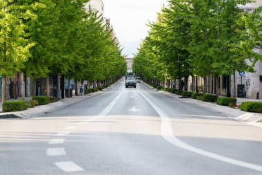 Granada, İspanya, 23RD Nisan, 2020 Gran Via caddesinin boş görüntüsü