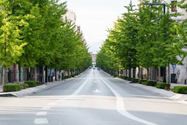 Granada, İspanya, 23RD Nisan, 2020 Gran Via caddesinin boş görüntüsü