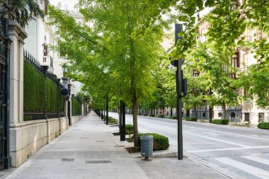 Granada, İspanya, 23RD Nisan, 2020 Gran Via caddesinin boş görüntüsü