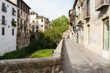 Granada, İspanya, 23RD Nisan, 2020 Carrera del Darro sokağı boş görünüyor.