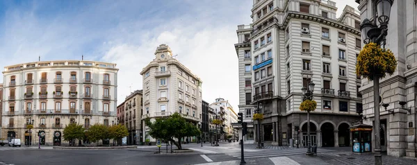 GRANADA, ESPANHA, 23RD ABRIL, 2020 Vista panorâmica da Puerta Praça Real vazia de pessoas — Fotografia de Stock