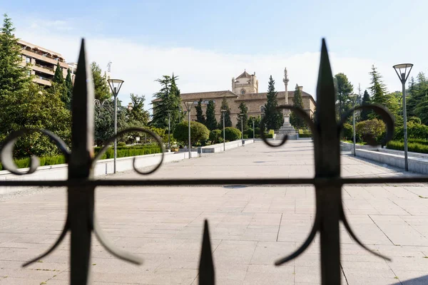 Granada, İspanya, 23RD Nisan, 2020 Triunfo Meydanı 'nı boş görmek — Stok fotoğraf