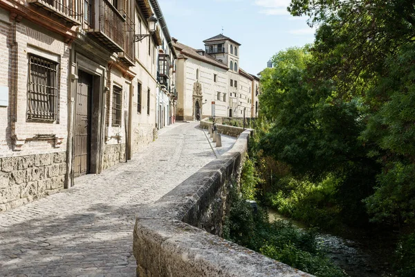 GRANADA, SPAIN, 23RD APRIL, 2020 View of the Carrera del Darro street empty of people — Stock Photo, Image