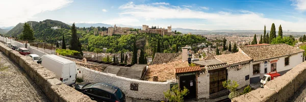 GRANADA, ESPAÑA, 23RD ABRIL, 2020 Vista panorámica de la Alhamabra desde Albaicín vacía de gente —  Fotos de Stock