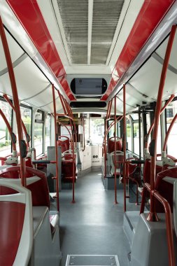 Granada, İspanya, 23RD Nisan, 2020 Modern boş şehir otobüsünün içi boş.