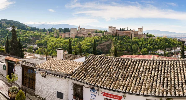 GRANADA, ESPAÑA, 23RD ABRIL, 2020 Vista panorámica de la Alhamabra desde Albaicín vacía de gente — Foto de Stock