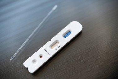 COVID-19 için hızlı test aygıtı kullanarak negatif test sonucu