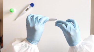 COVID-19 için hızlı test cihazını kullanan doktor testi