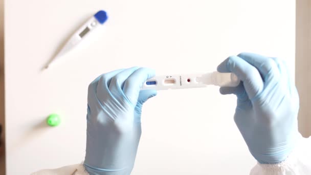Teste médico usando o dispositivo de teste rápido para COVID-19 — Vídeo de Stock