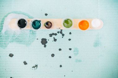 Farklı renklerde küçük dövme mürekkebi şişeleri.