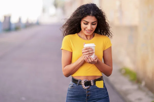 Ragazza araba che cammina attraverso la strada con un caffè da asporto — Foto Stock