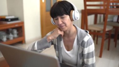 Covid-19 'un karantinası sırasında bilgisayarla video konferansında konuşan kadın.