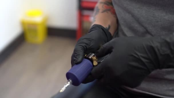 Γυναίκα tattooist ρύθμιση της μηχανής τατουάζ. — Αρχείο Βίντεο