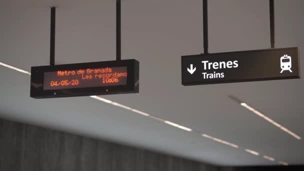 Světelná značka uvnitř vlakového nádraží, která udává, že ve vlaku je povinné použití masky. — Stock video