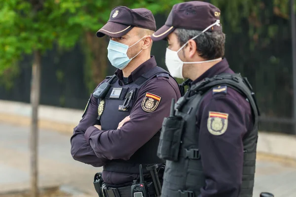 Hiszpańska policja w maskach ochronnych z powodu Coronavirus. — Zdjęcie stockowe