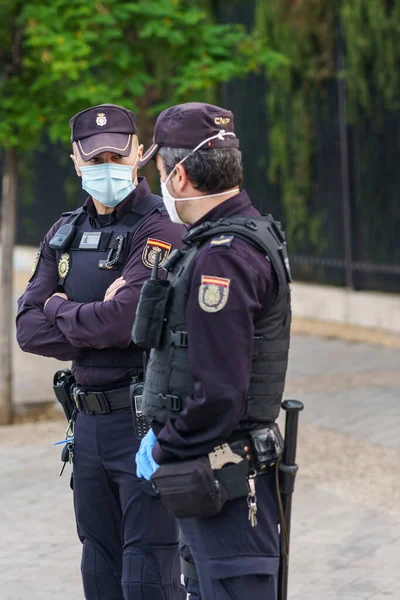 Hiszpańska policja w maskach ochronnych z powodu Coronavirus. — Zdjęcie stockowe