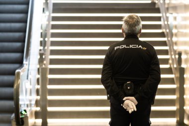 Granada, İspanya, 4 Mayıs 2020 Koronavirüs nedeniyle metro istasyonunu koruyan koruyucu maskeli İspanyol polisi.