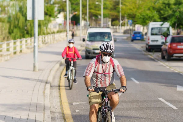 Granada España Mayo 2020 Personas Bicicleta Con Máscaras Como Protección — Foto de Stock