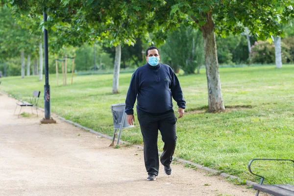 Grubas spacerujący na zewnątrz podczas pandemii Covid-19 — Zdjęcie stockowe