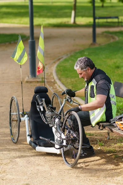 Homme utilisant le vélo handicapé pour le sport pendant la pandémie Covid-19 — Photo