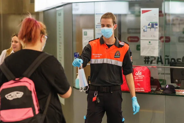 Granada Spanje Mei 2020 Civiele Beschermingsman Deelt Maskers Uit Ter — Stockfoto