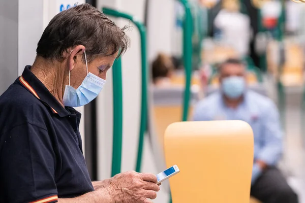 Гранада Испания Мая 2020 Люди Хирургической Маске Поезде Время Пандемии — стоковое фото
