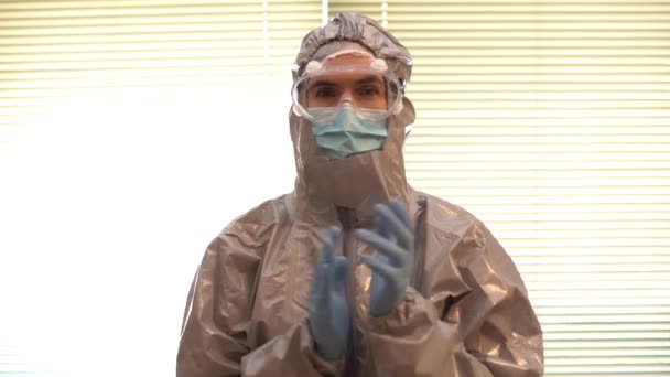 PPE Kişisel Koruyucu Teçhizat Alkışında Kadın Doktor — Stok video