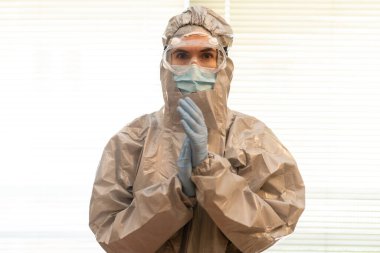 PPE Kişisel Koruyucu Teçhizat Alkışında Kadın Doktor