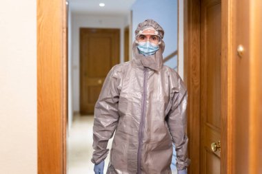 PPE Kişisel Koruma Ekipmanı 'ndaki doktor eve geliyor.