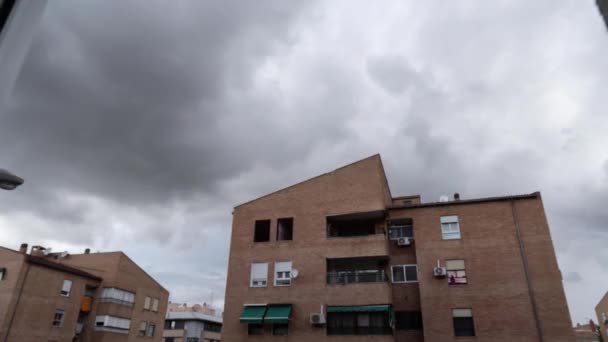 Nad střechami obytných budov se míhaly mraky — Stock video