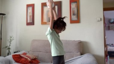 Dokuz yaşındaki bir kız başarılı bir şekilde tuvalet kâğıdı yarışması düzenledi.