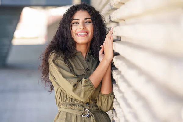 밖에 는 곱슬머리의 젊은 아랍 여자 — 스톡 사진