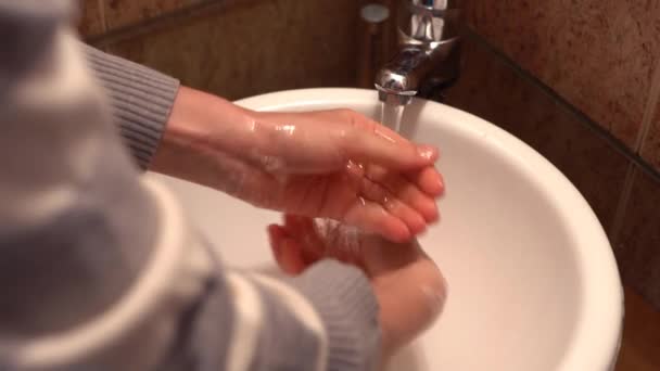 Frau beim Händewaschen reibt sich Finger als Vorbeugung gegen Coronavirus — Stockvideo