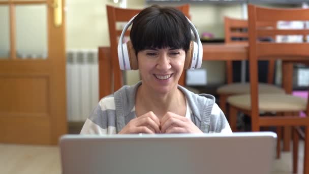 Vrouw in gesprek met laptop tijdens quarantaine door Covid-19 — Stockvideo