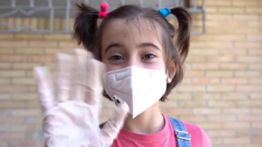 Covid-19 salgını sırasında Coronavirus 'a karşı koruyucu maske takan kız çocuğu