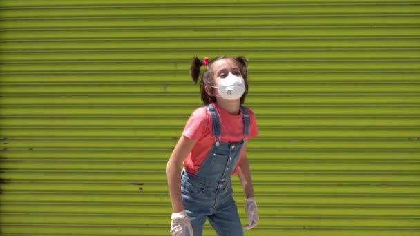 Enfant fille sautant portant un masque de protection contre le coronavirus — Video