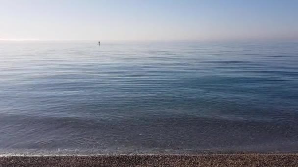 Calma superficie azul de las olas y la tranquilidad de la playa — Vídeo de stock
