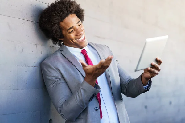 Negro Empresario utilizando una tableta digital en el fondo urbano —  Fotos de Stock