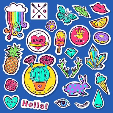 80 'ler-90' lar çizgi filminde moda rozet elemanları. Modern trend doodle pop sanat skeçini ayarla.