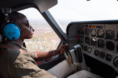 Afrikalı, Siyahi, Dişi Bush Pilotu Uçan Cessna Skyvan Uçağı Maun, Botswana yakınlarındaki Okavango Delta üzerinde.