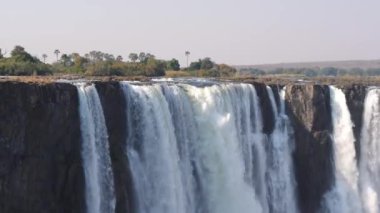Victoria Şelalesi, Zimbabve, Afrika 'da, ünlü bir turizm merkezi ve Unesco Doğal Mirasları Alanı. 